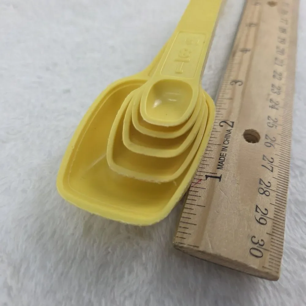 Tupperware Set of 5 Nesting Measuring Spoons Yellow with D-Ring Vintage